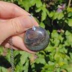 Pendentif obsidienne manta huichol 3,5 cm bélière argentée