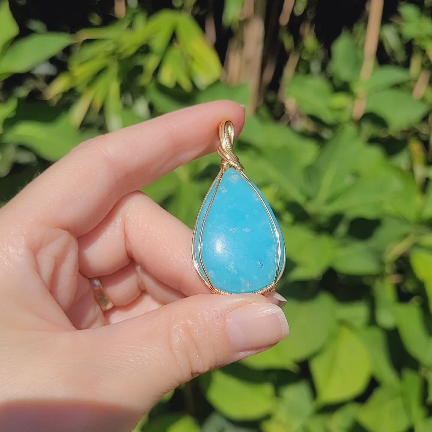 Pendentif en hémimorphite wire wrapping doré – 5,3 cm