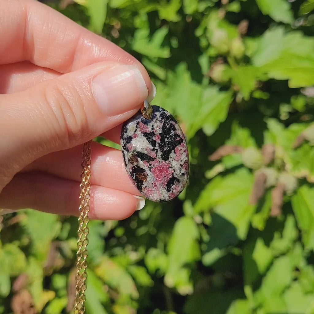 Pendentif en eudialyte, bélière dorée - pierre naturelle