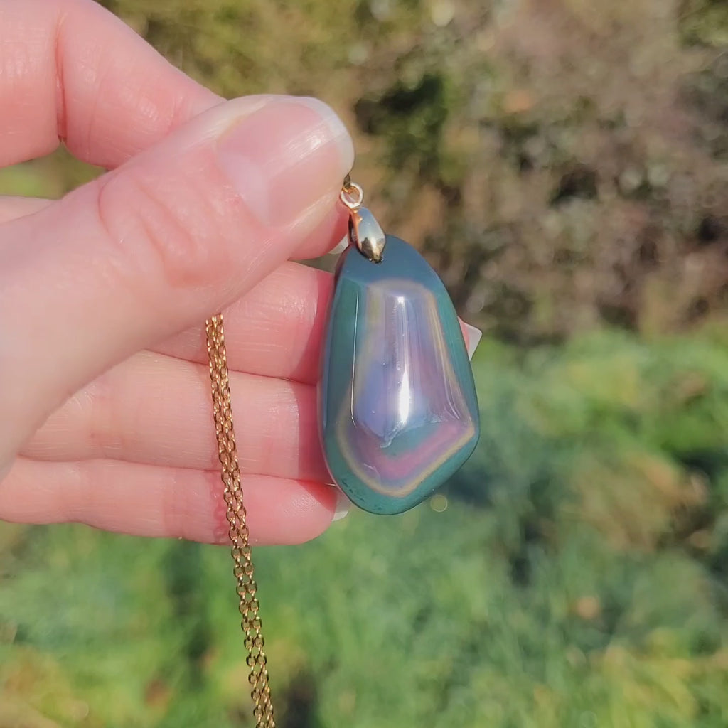 Vidéo rotation pendentif forme libre obsidienne œil céleste montrant couches et reflets à dominante verte