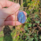 Vidéo rotation pendentif forme libre obsidienne œil céleste montrant couches et reflets reflets bleus et violets métalliques