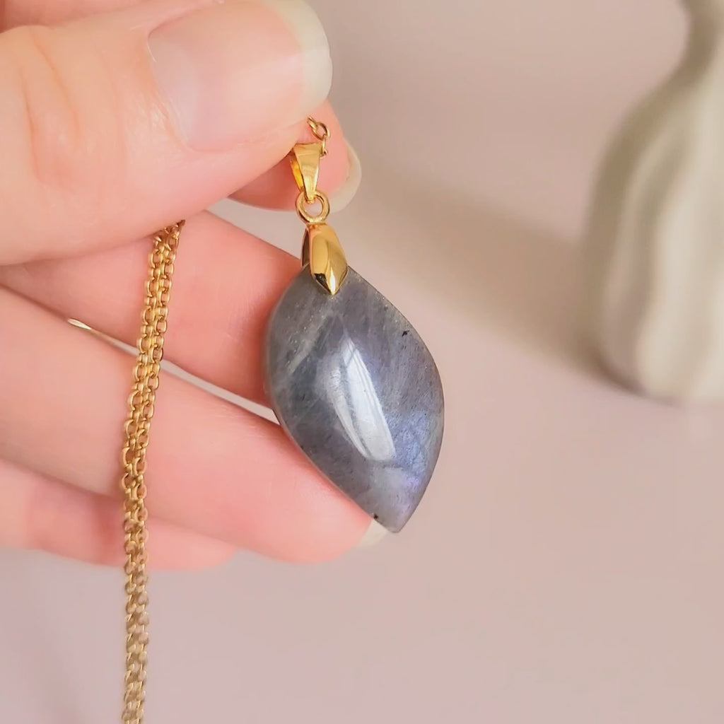 Pendentif en labradorite violet bleu 3 cm bélière dorée