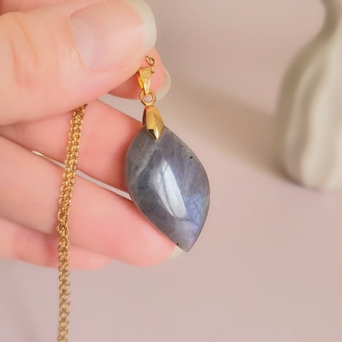 Pendentif en labradorite violet bleu 3 cm bélière dorée