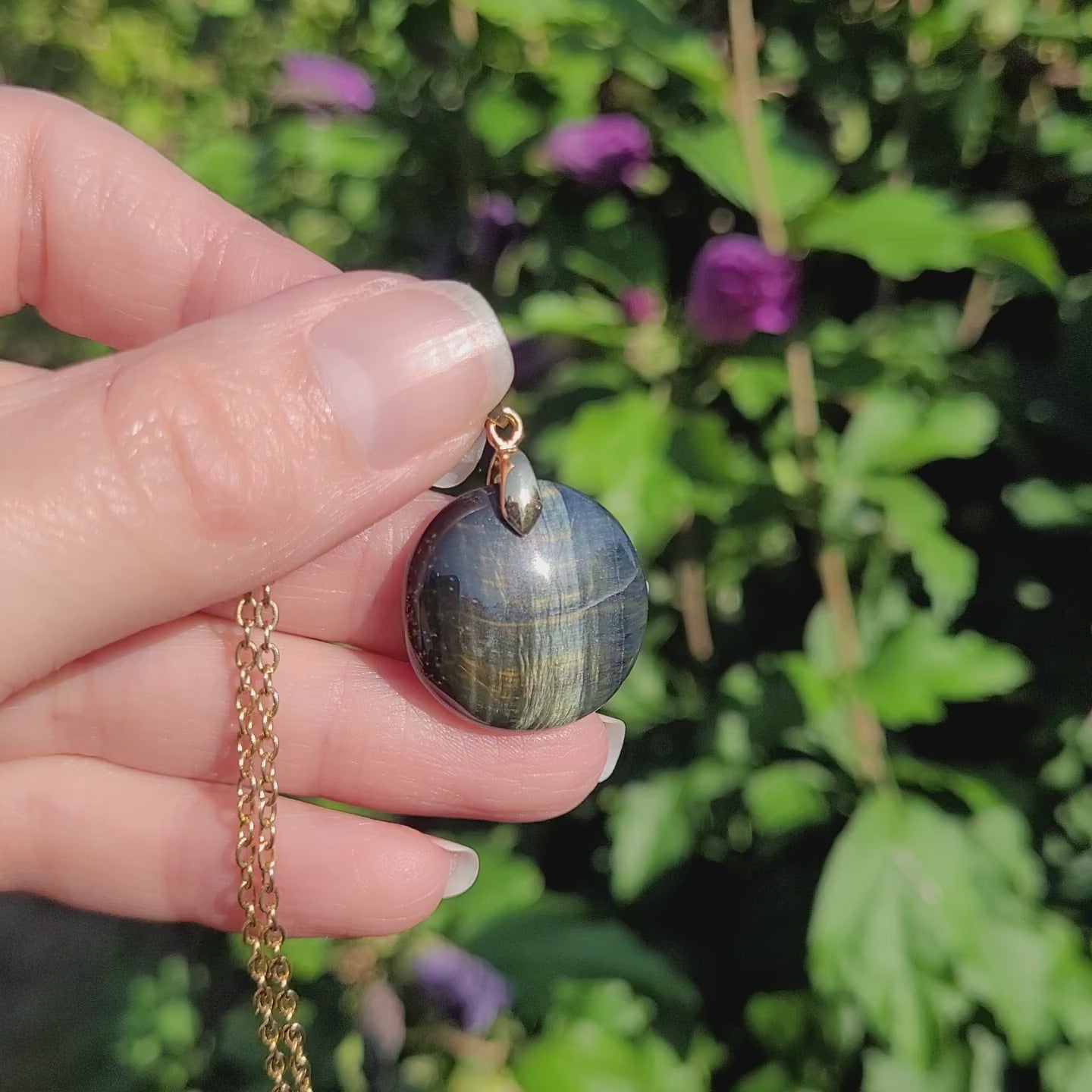 Pendentif en oeil de faucon 2,2 cm bélière dorée à l'or fin