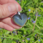 Pendentif coeur en obsidienne oeil céleste 2,6 cm bélière argentée