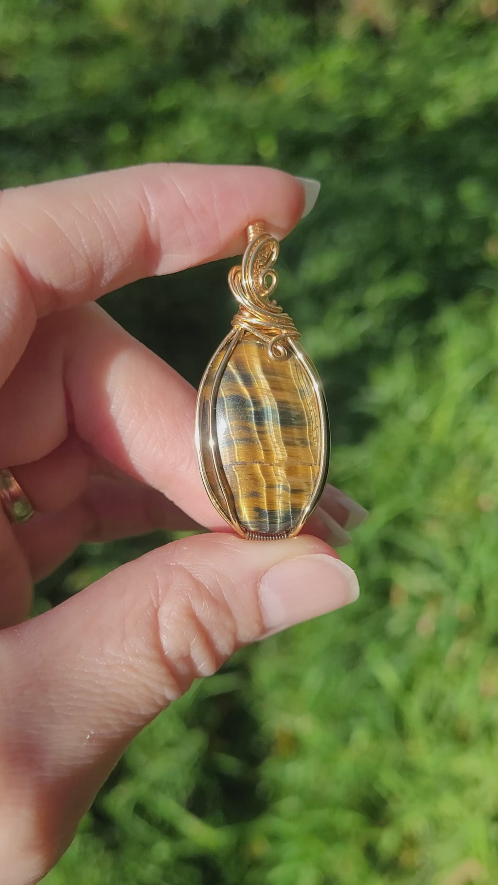 Pendentif oeil de tigre et faucon 4,7cm wire wrapping doré