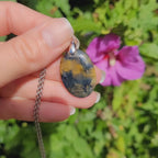 Pendentif en nellite piétersite, bélière argentée – 2,8 cm