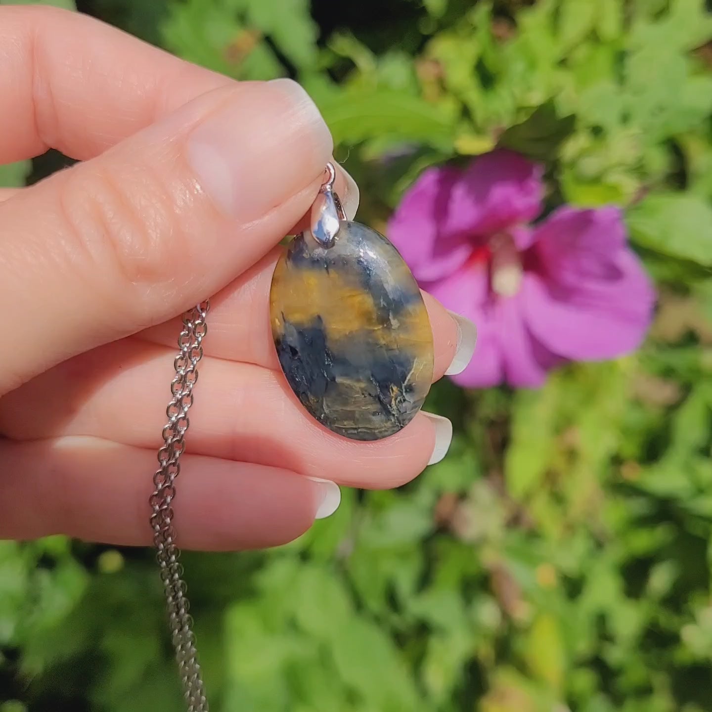 Pendentif en nellite piétersite, bélière argentée – 2,8 cm