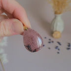 Pendentif en quartz fraise 3,1 cm – Bélière dorée