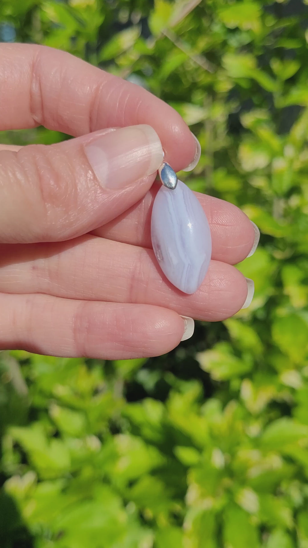 Pendentif en calcédoine bleue, bélière argentée - pierre naturelle