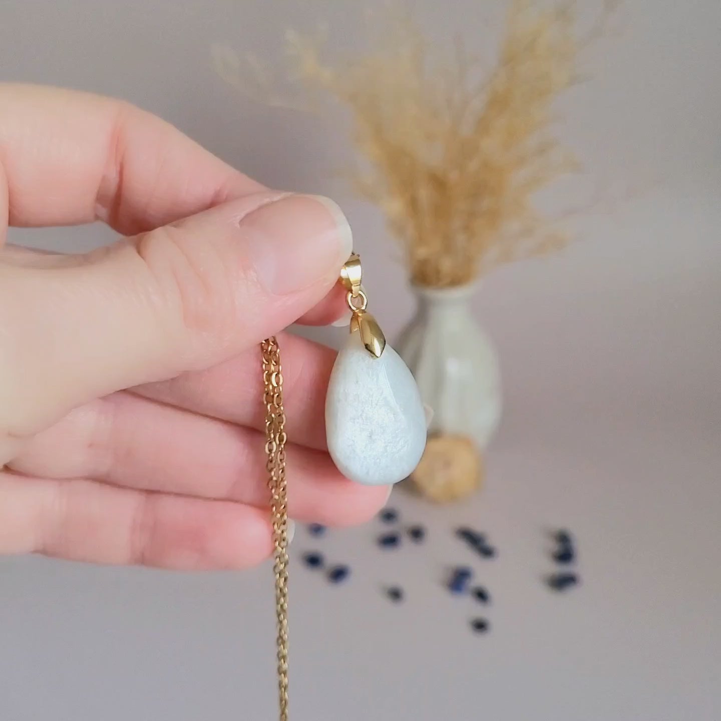 Pendentif en pierre de lune 2,4 cm - Bélière dorée