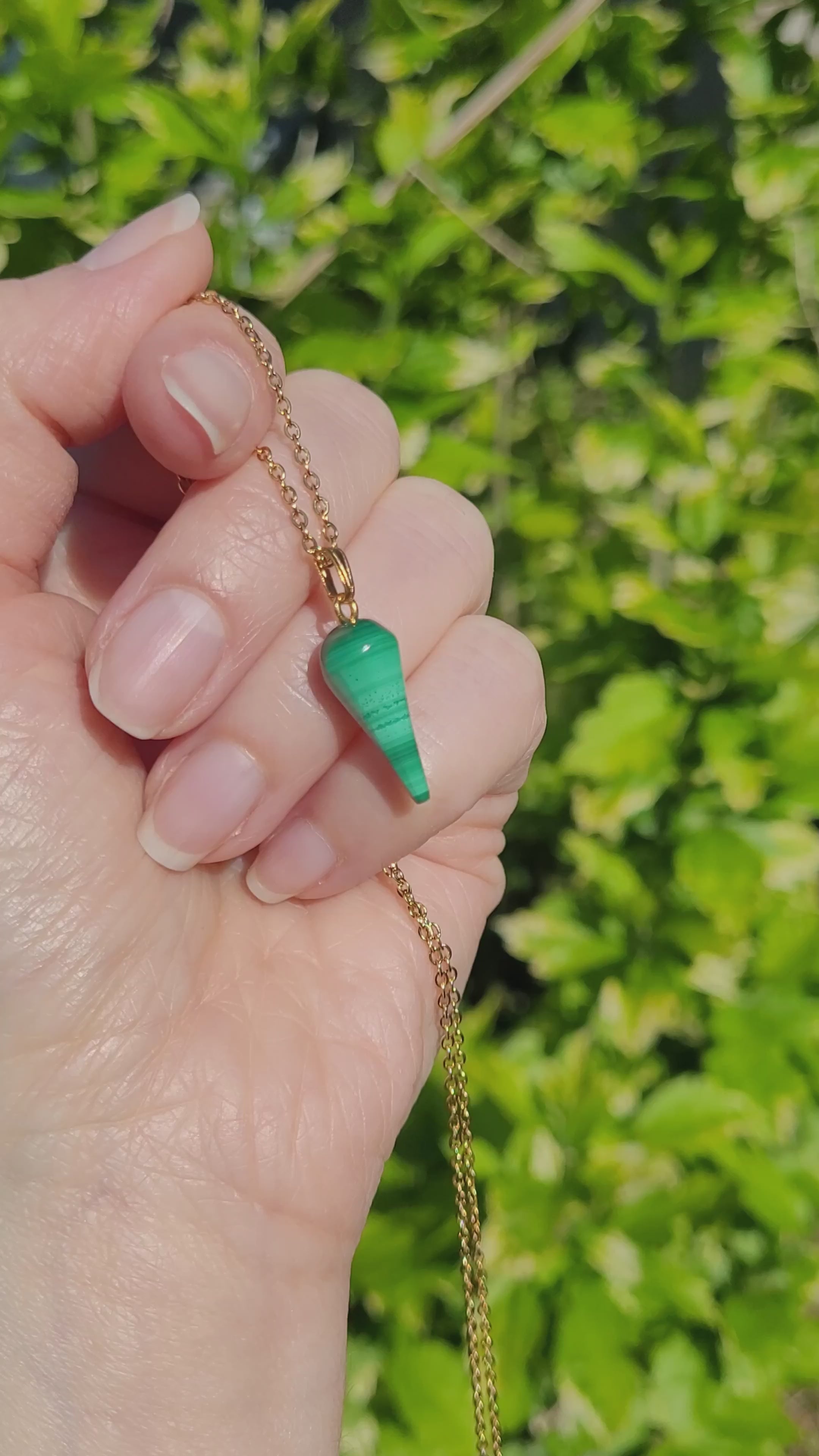Pendentif pointe en malachite 2 cm bélière dorée à l'or fin
