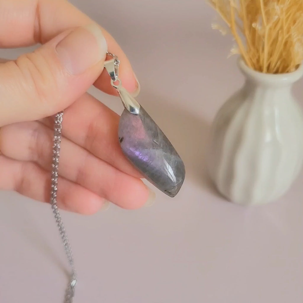 Pendentif en labradorite 3,4 cm bélière argentée