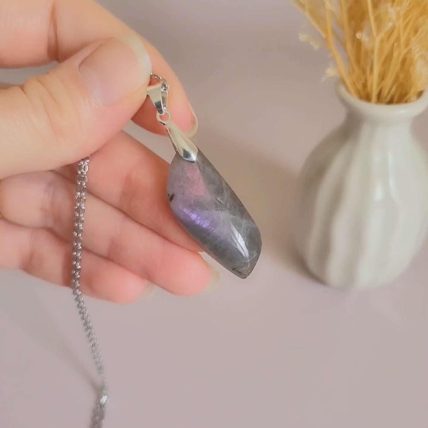 Pendentif en labradorite 3,4 cm bélière argentée