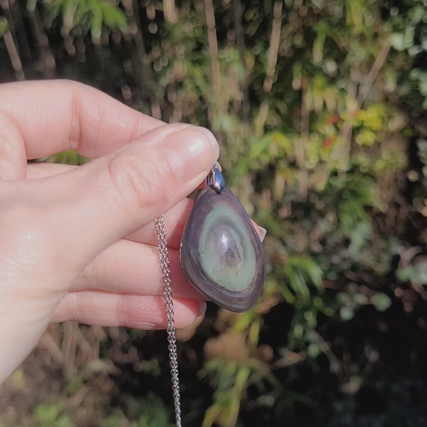 Vidéo rotation du bijou pendentif en obsidienne manta huichol montrant des reflets changeants 