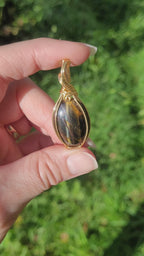 Pendentif oeil de tigre et faucon 4,6 cm wire wrapping doré