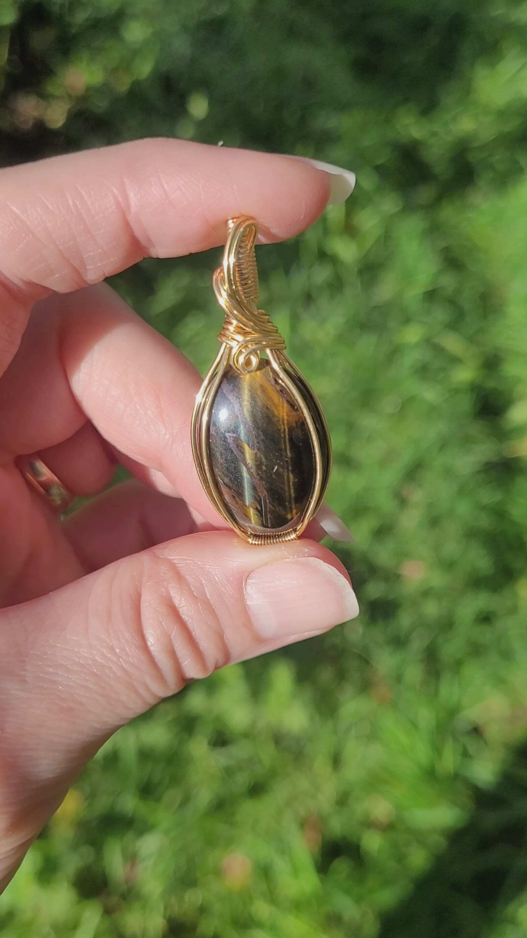 Pendentif oeil de tigre et faucon 4,6 cm wire wrapping doré