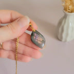 Pendentif en labradorite violet orange 2,9 cm bélière dorée