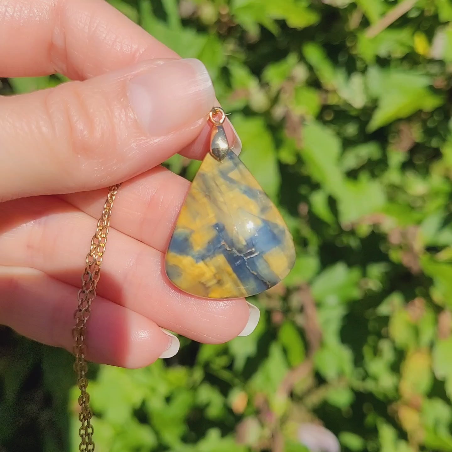Pendentif en nellite piétersite bélière dorée – 3,1 cm