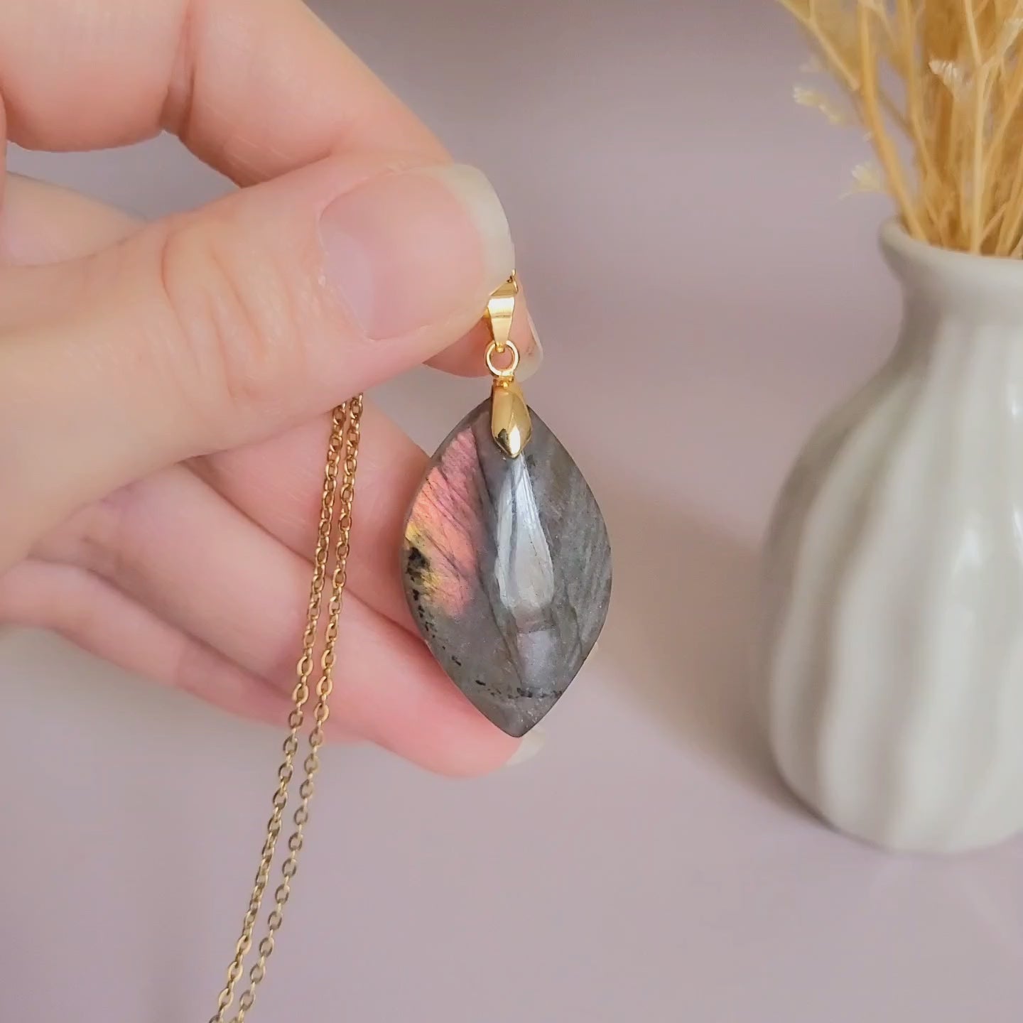 Pendentif en labradorite rose orange 3,4 cm bélière dorée