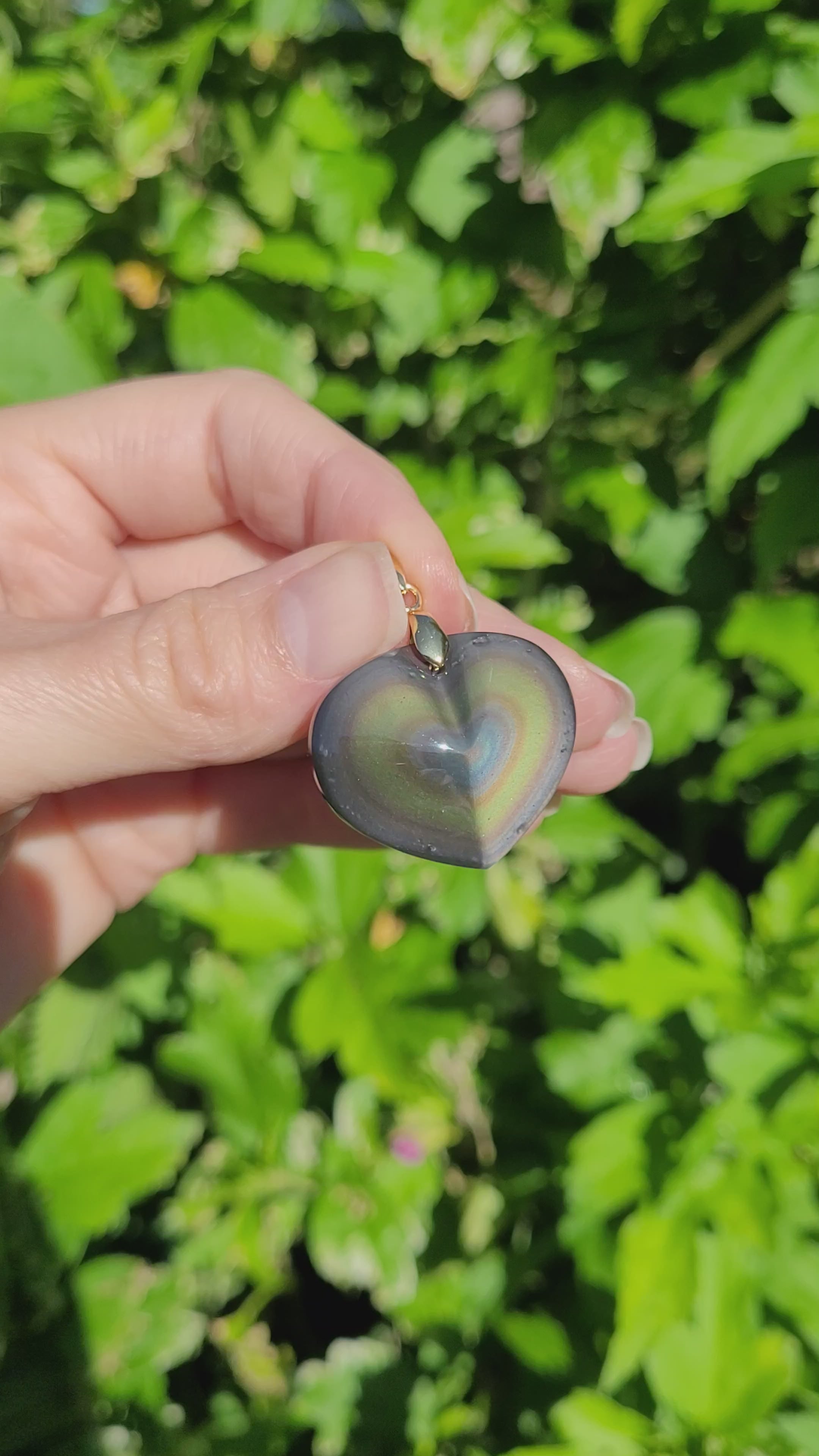 Pendentif coeur en obsidienne oeil céleste 2,4 cm bélière dorée