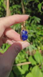 Pendentif en lapis lazuli d'Afghanistan – bijou artisanal en pierre naturelle – wire wrapping doré