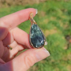 Pendentif en séraphinite – 4,8 cm – Wire wrapping doré