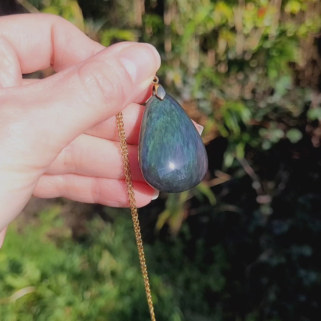 Vidéo rotation du bijou pendentif en obsidienne manta huichol montrant des reflets verts changeants 