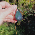 Vidéo rotation du bijou pendentif en obsidienne manta huichol montrant des reflets verts changeants 