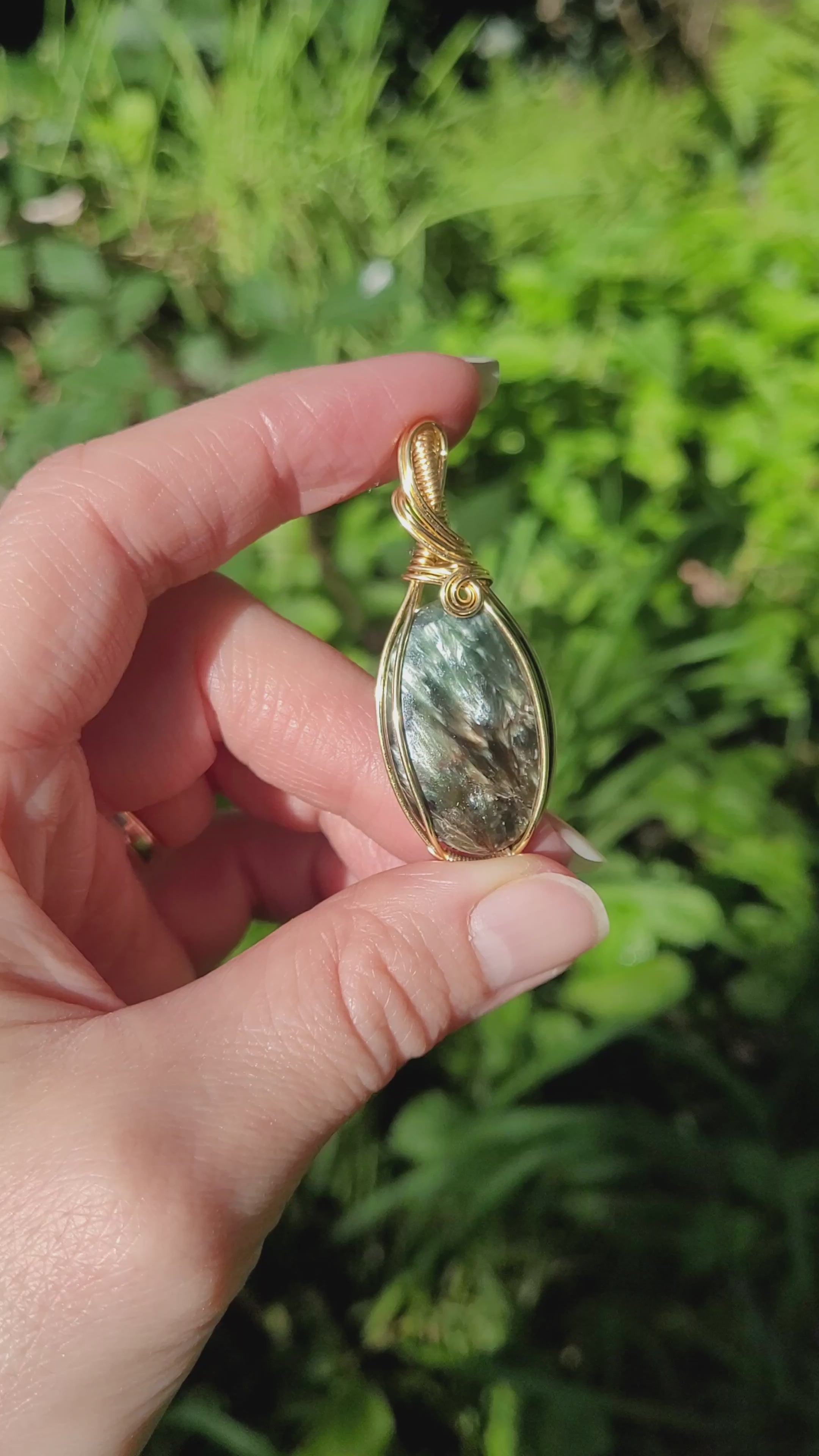 Pendentif en séraphinite wire wrapping doré – 4,9 cm