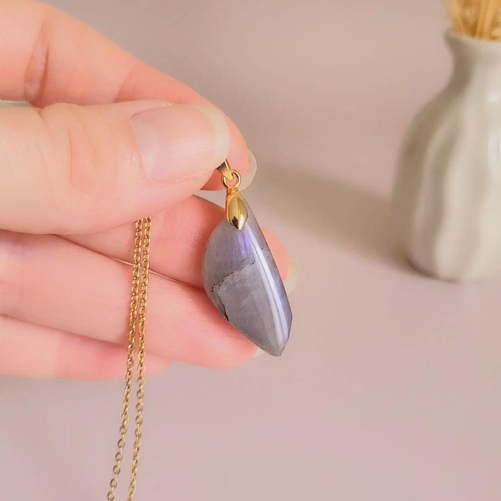 Pendentif en labradorite violette 2,9 cm bélière dorée