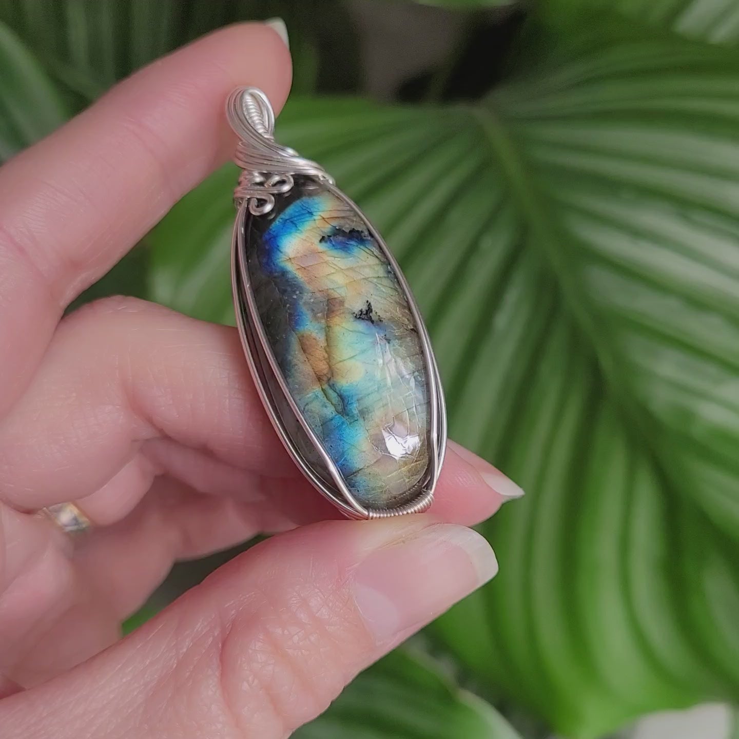 Pendentif en labradorite bleue 5,8 cm bijou artisanal