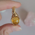 Pendentif en ambre – 2,9 cm – Wire wrapping doré