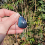 Vidéo rotation pendentif obsidienne œil céleste montrant couches et reflets bleu/violet