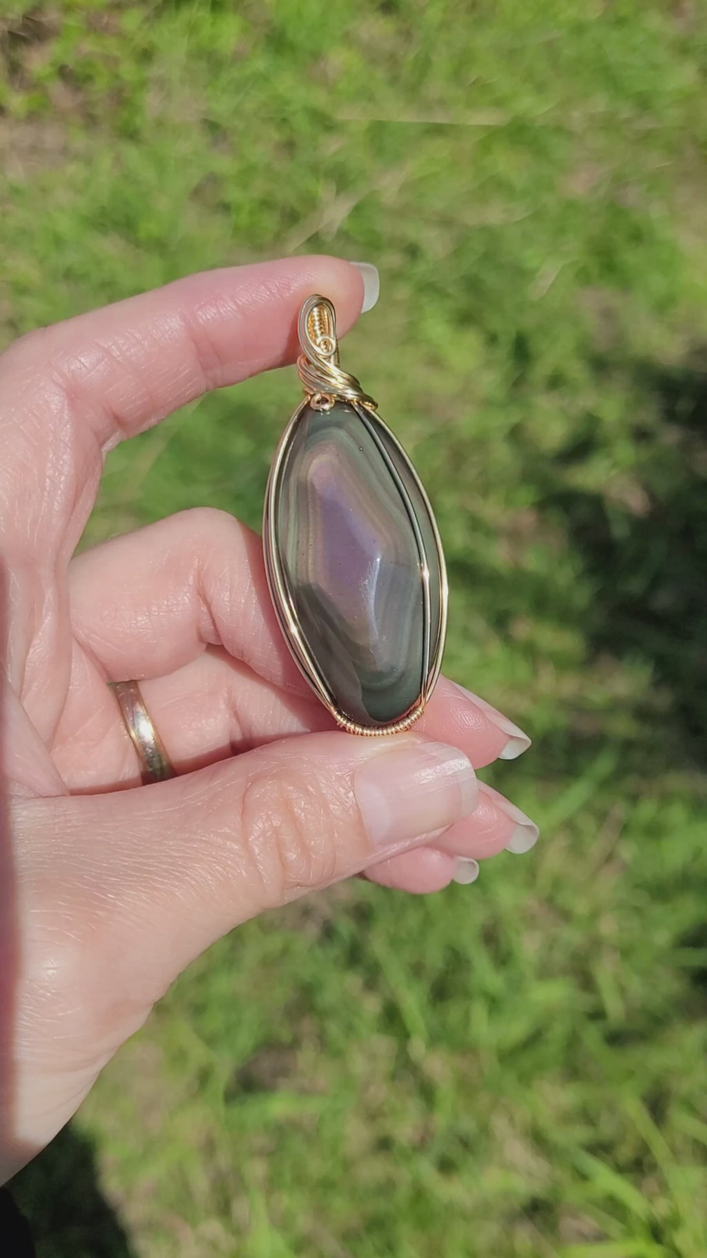 Grand pendentif obsidienne oeil céleste 6,2 cm wire wrapping doré