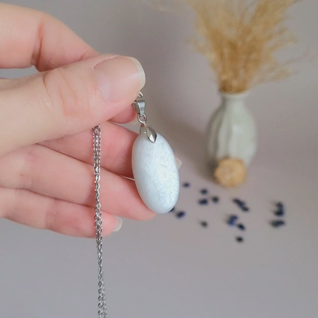 Pendentif en pierre de lune 2,8 cm – Bélière argentée
