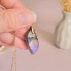 Pendentif en labradorite violet et orange 3,2 cm bélière dorée