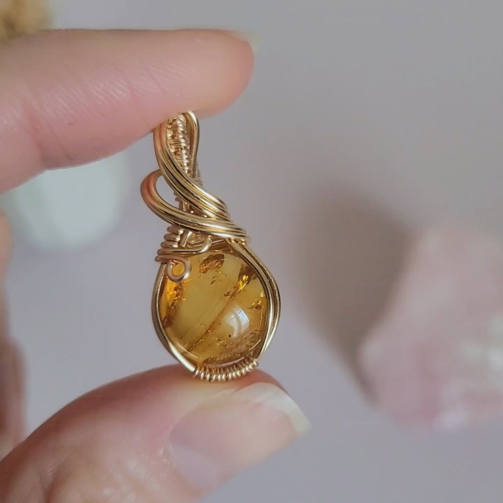 Pendentif en ambre – 3,1 cm – Wire wrapping doré