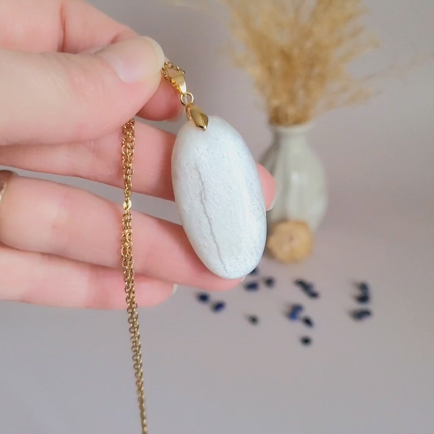 Pendentif en pierre de lune 4 cm – Bélière dorée