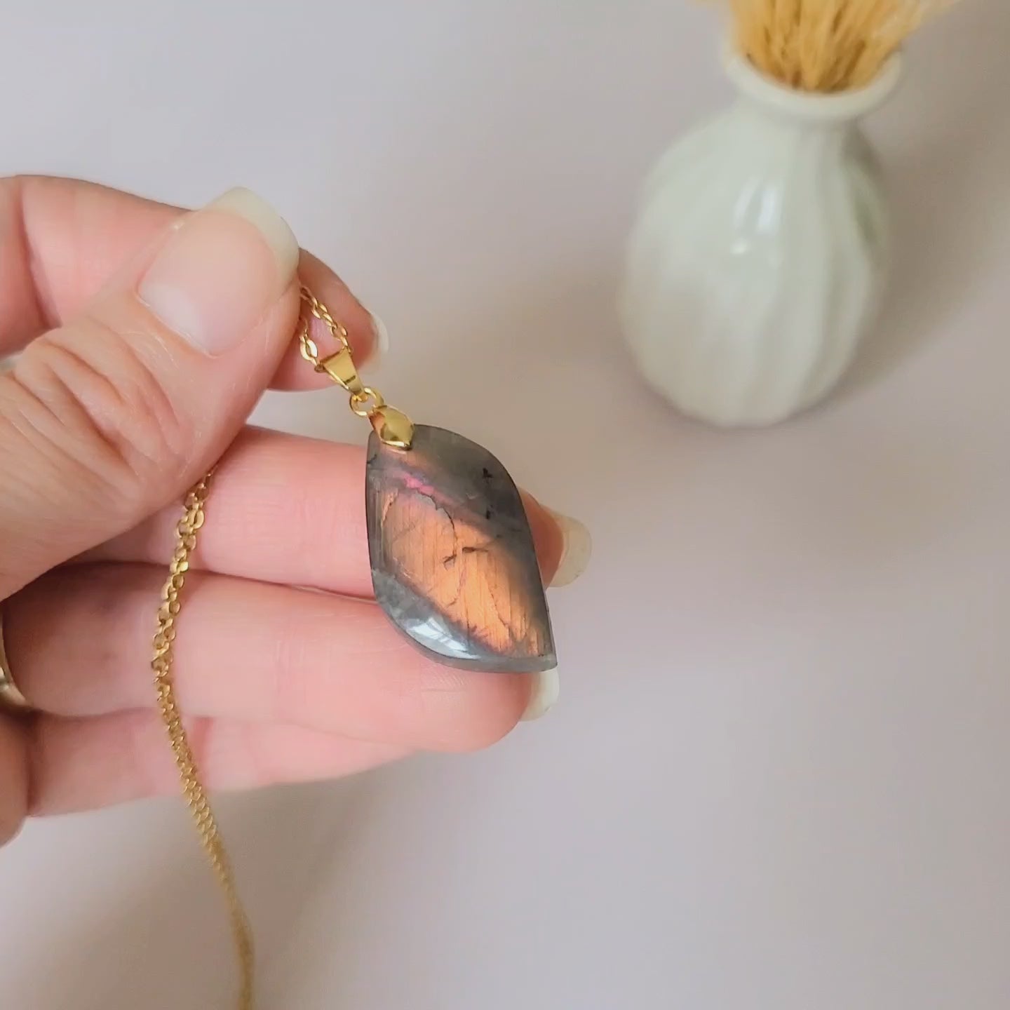 Pendentif en labradorite orange rose 3 cm bélière dorée