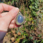 Vidéo rotation pendentif obsidienne œil céleste montrant couches et reflets lumineux