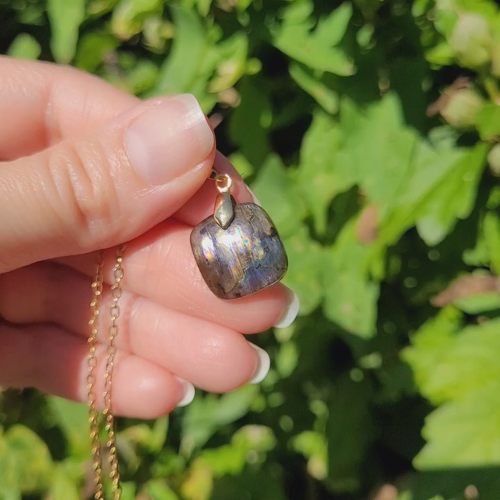 Pendentif en labradorite 1,6 cm bélière dorée