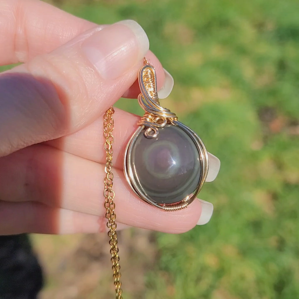 Pendentif en obsidienne oeil céleste wire wrapping doré – 3,8 cm