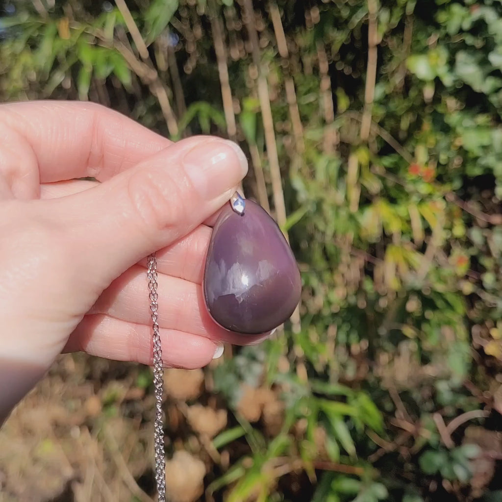 Vidéo rotation pendentif obsidienne œil céleste montrant couches et reflets violets