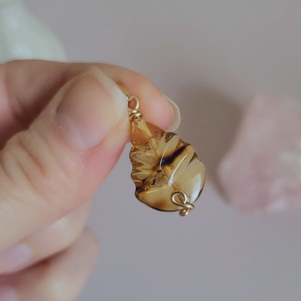Pendentif en ambre – 2,7 cm – Wire wrapping doré