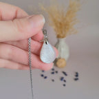 Pendentif en pierre de lune 2,5 cm – Bélière argentée