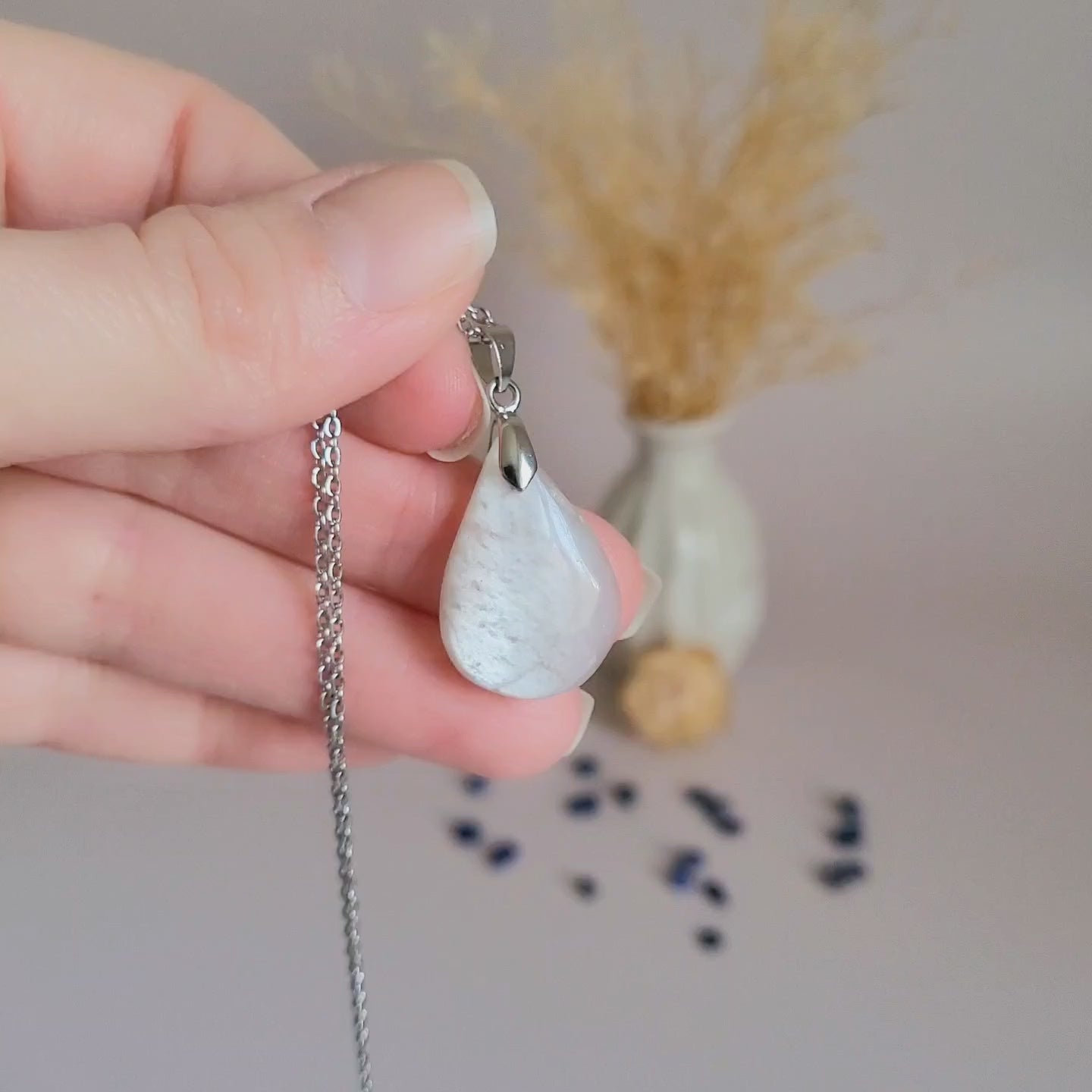 Pendentif en pierre de lune 2,5 cm – Bélière argentée
