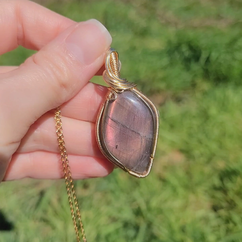 Pendentif en labradorite – 5,2 cm – wire wrapping doré