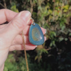 Vidéo rotation du bijou pendentif en obsidienne manta huichol montrant des reflets bleu et jaune changeants 
