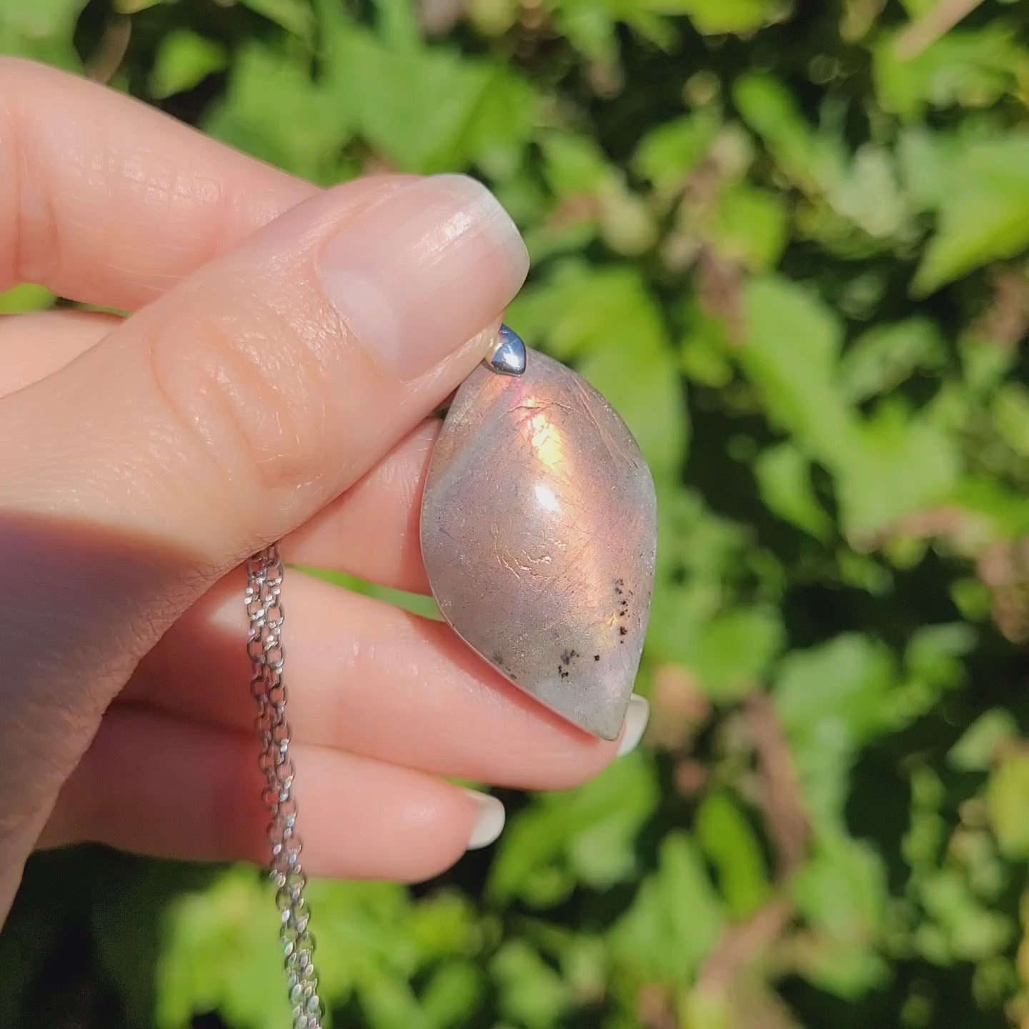 Pendentif en labradorite bélière argentée – 3,7 cm